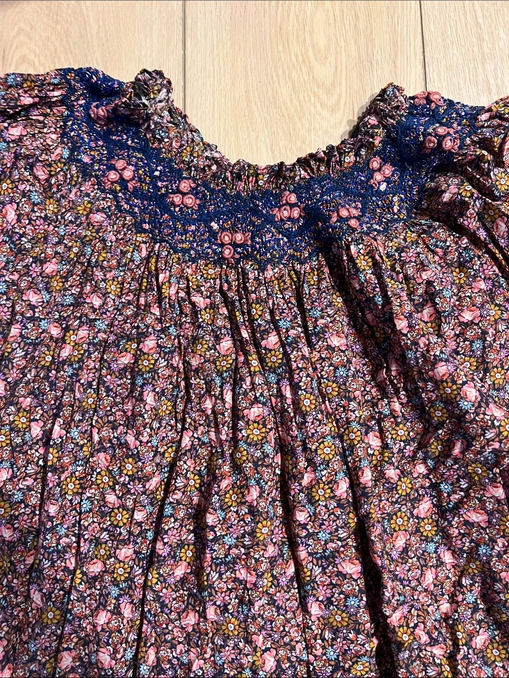Doen Floral Puff Sleeve Smocked Yoke Dress - Black/Pink - Picture 2 of 3